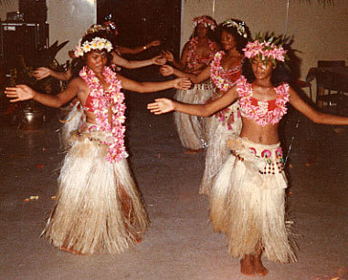 Polynesian hula dancers Aitutaki